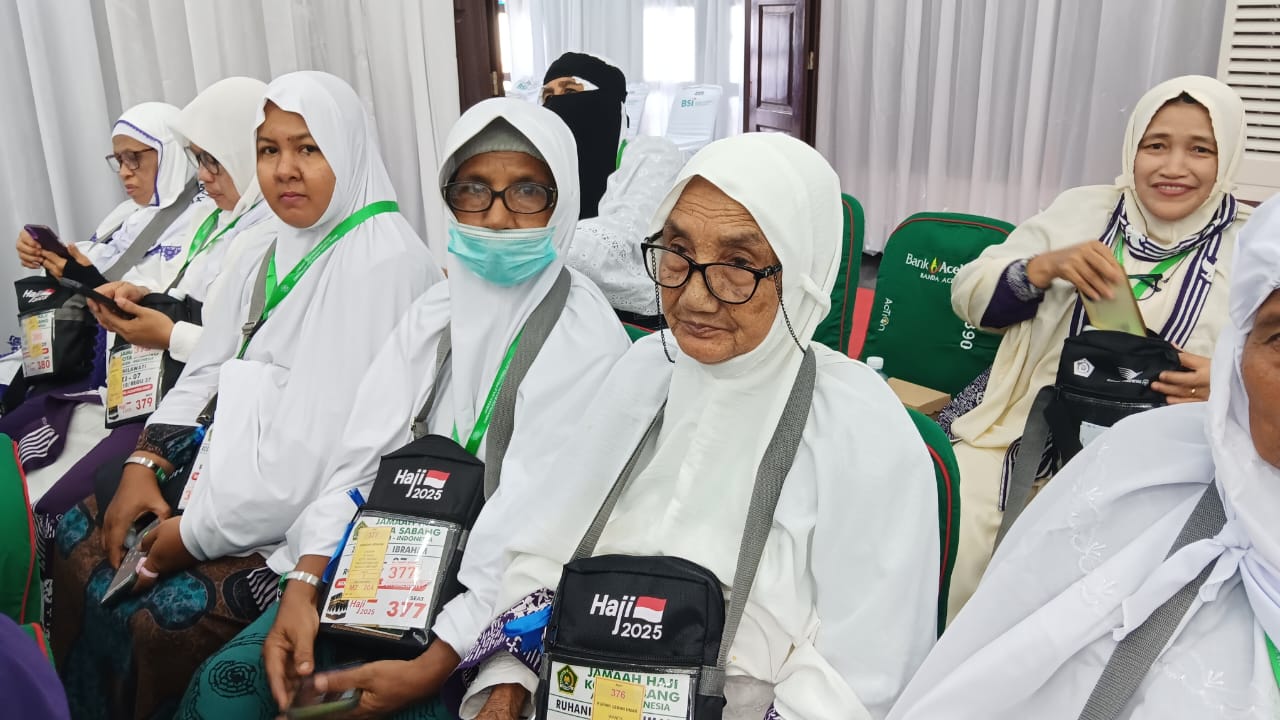 Tiga Generasi Berangkat Ke Tanah Suci Dalam Satu Kloter