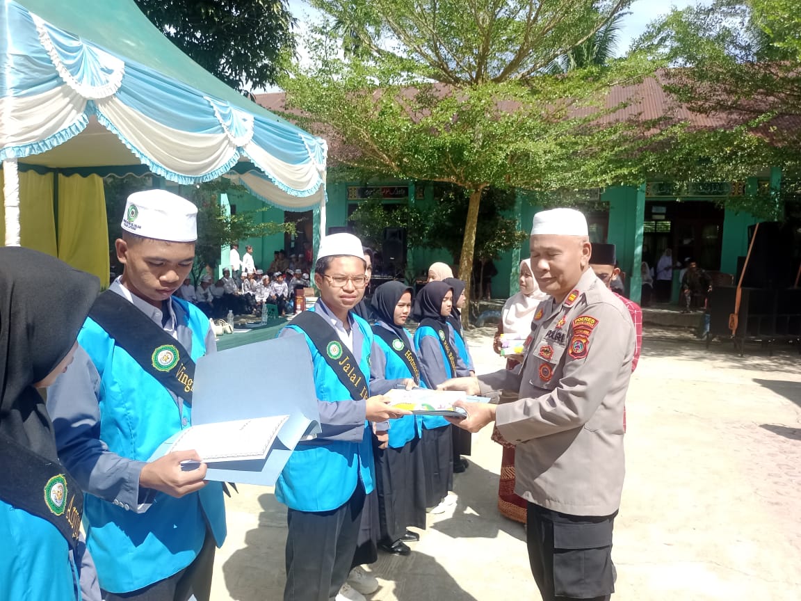 Pelepasan Santri Kelas XII Ponpes Rabiul Islam Dihadiri Kapolres Palas