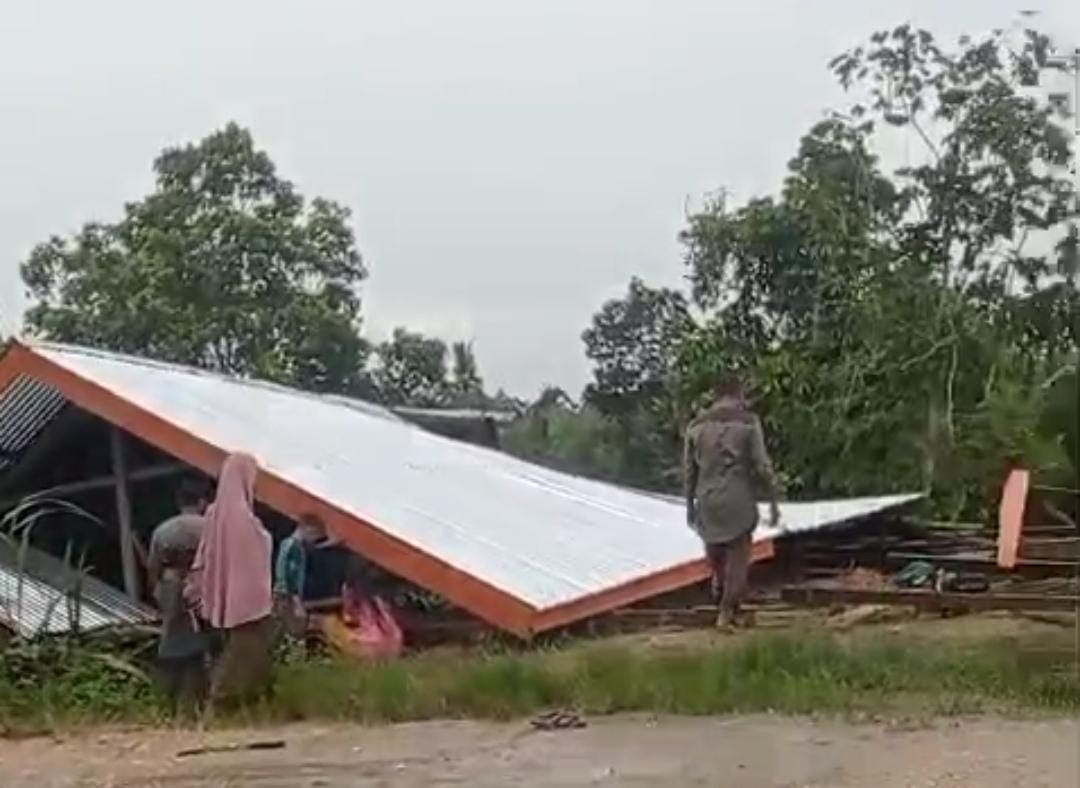 8 Rumah Rusak Berat Dihantam Angin Kencang Di Sejumlah Kecamatan