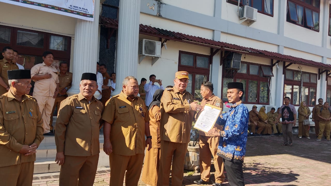 Usai Apel Gabungan, Bupati Agara Serahkan SK 58 CPNS Formasi Tahun 2024