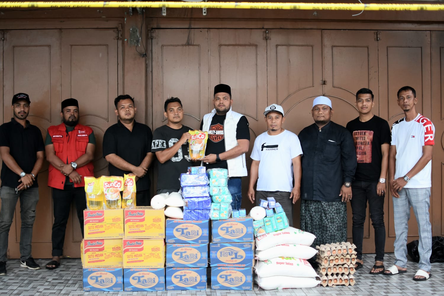 Irfansyah Bantu Sembako Ke Korban Kebakaran Manyak Payed