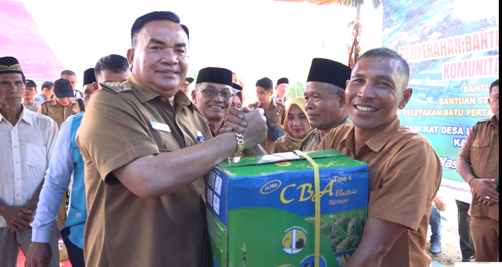 Bupati Agara Serahkan Bantuan Sosial Pemberdayaan KAT Dan Peletakan Batu Pertama Balai Sosial