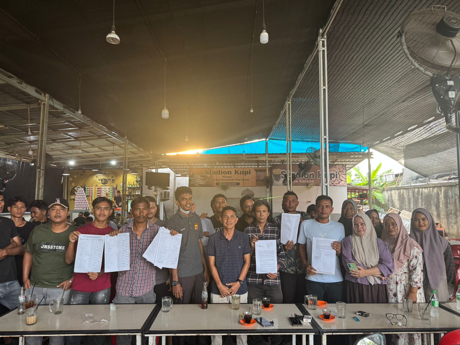 Ratusan Warga Teken Mosi Tak Percaya Geusyik Mon Gedong