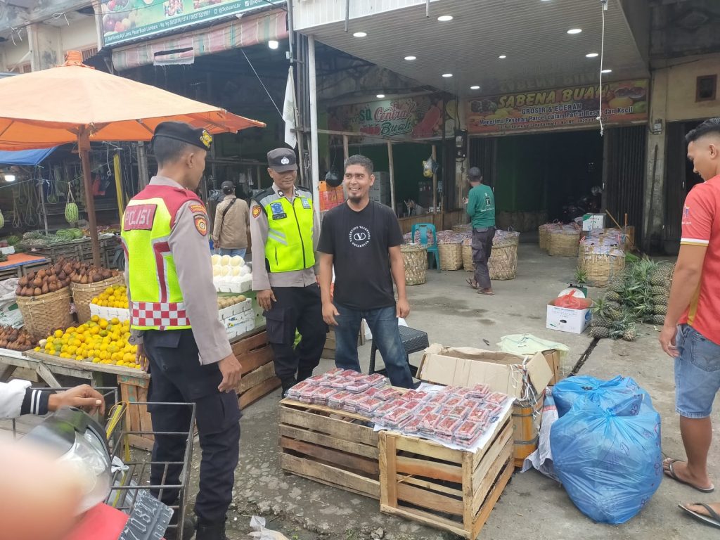 Personel Polsek Ingin Jaya Pantau Harga Dan Ketersediaan Sembako Di Pasar Tradisional