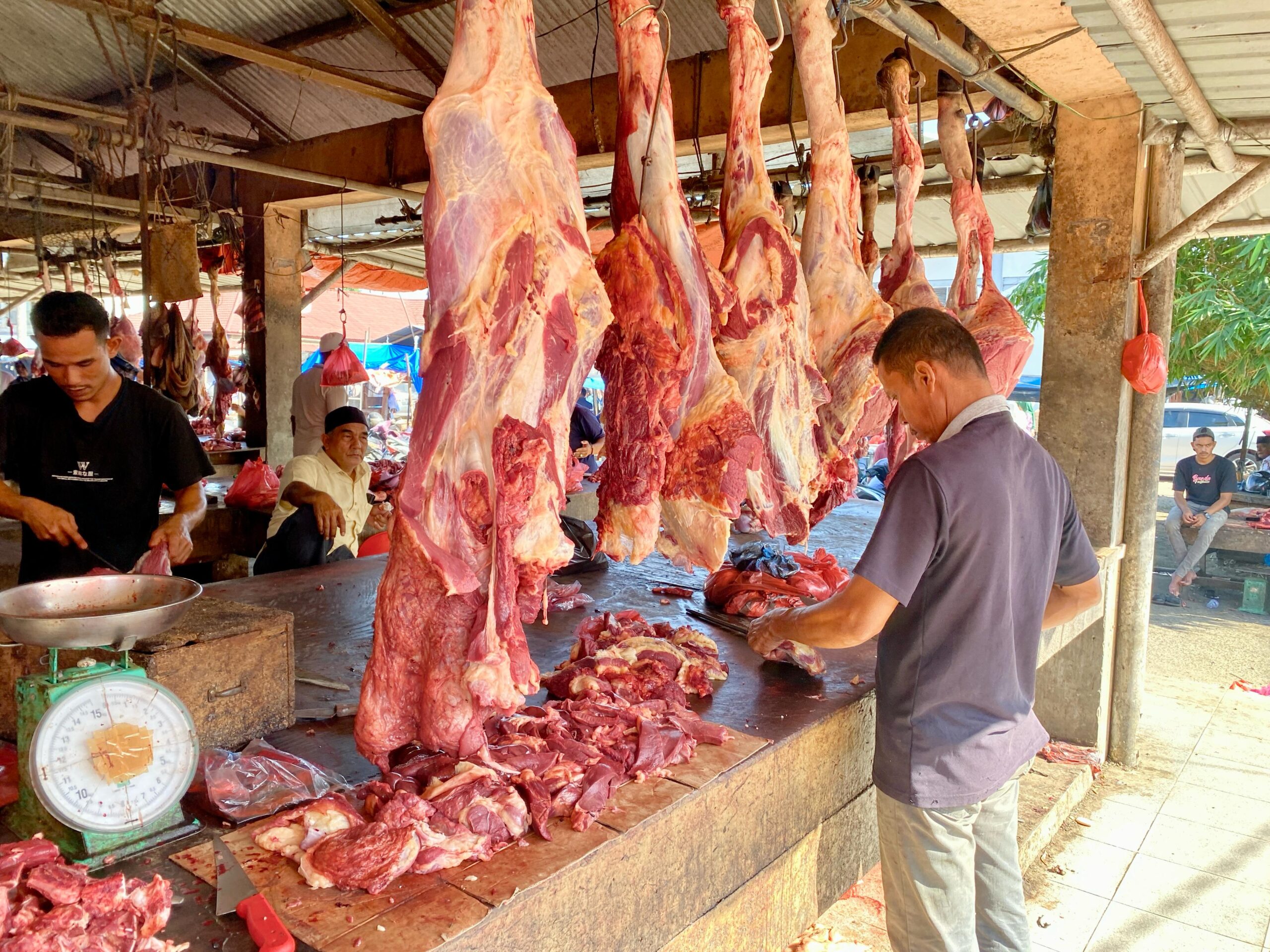 Harga Daging Di Pasar Induk Lambaro Masih Stabil