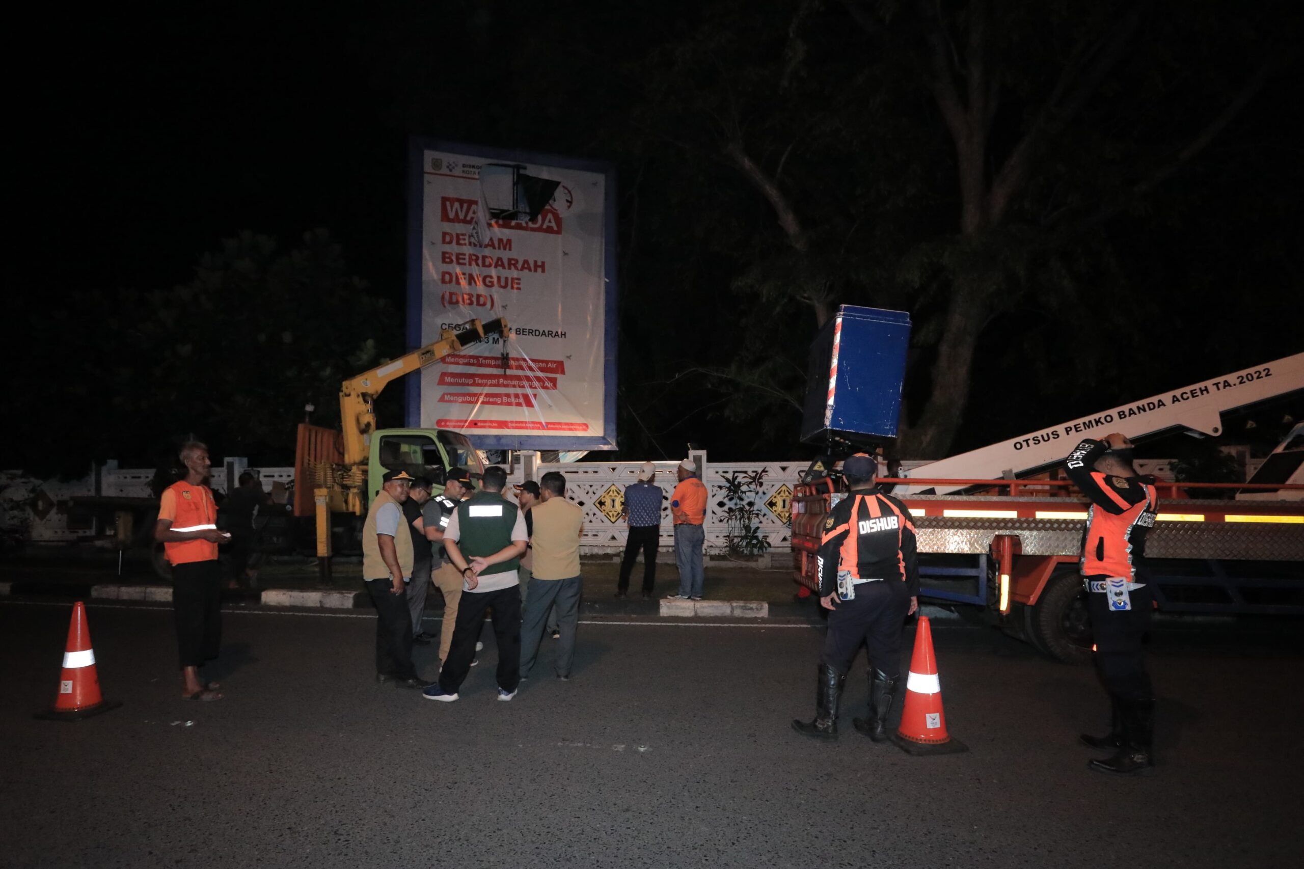 Illiza Pimpin Langsung Operasi Penertiban Baliho Ilegal