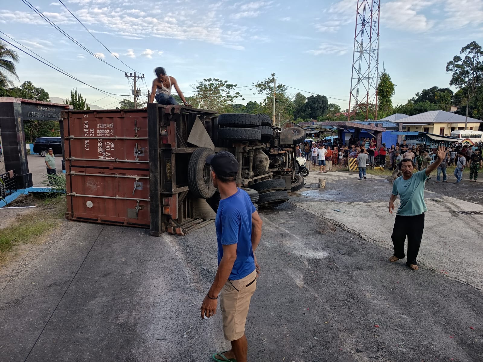 Rem Blong, Truk Konteiner Tabrak 5 Mobil Di Jalan Tarutung-Sipirok, 1 Luka