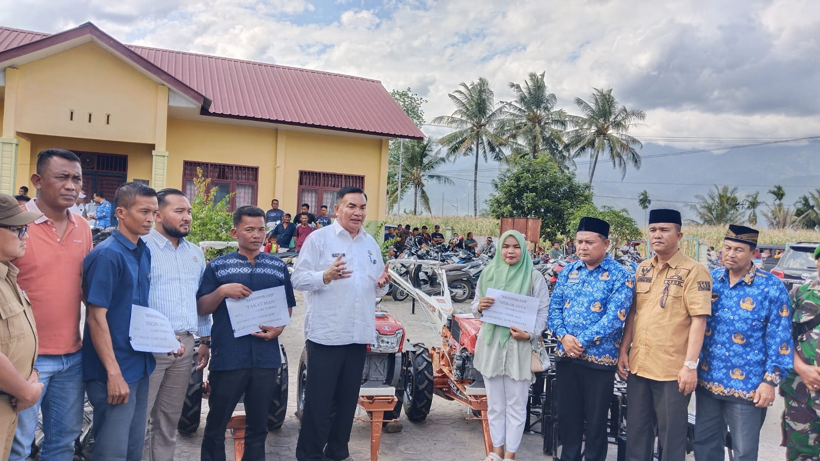 Bupati Serta Dandim Agara Serahkan Bantuan Alat Pertanian Dan ZIS