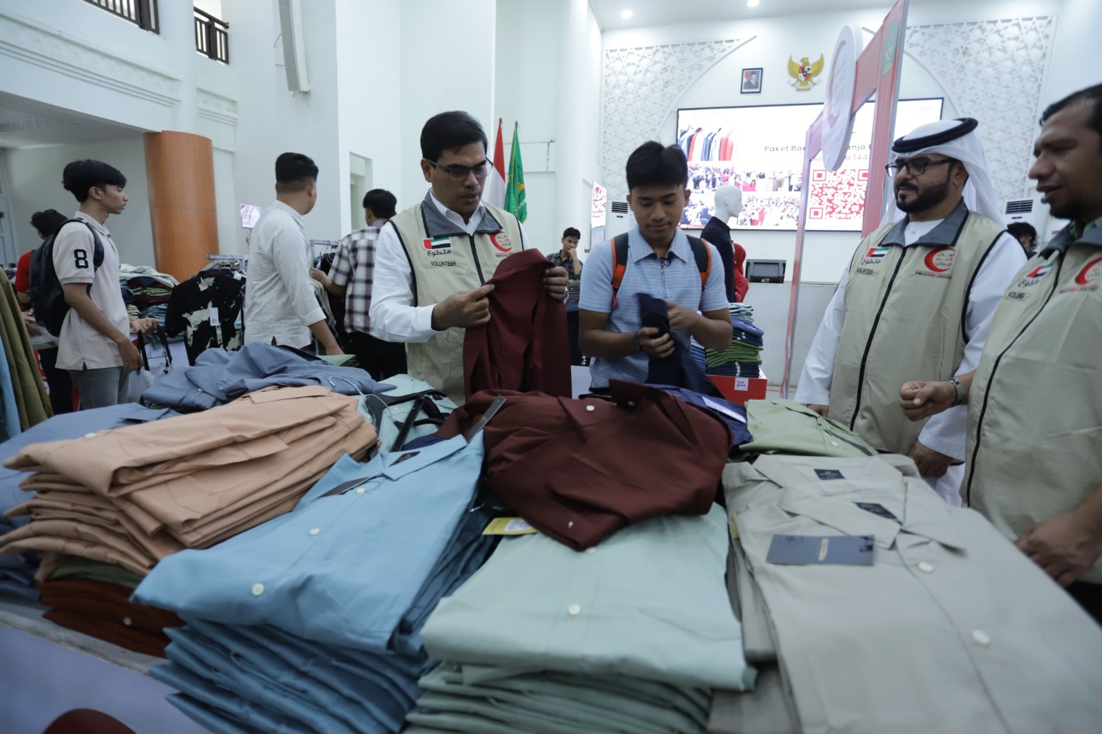 UIN Ar-Raniry Salurkan Seribu Paket Baju Lebaran