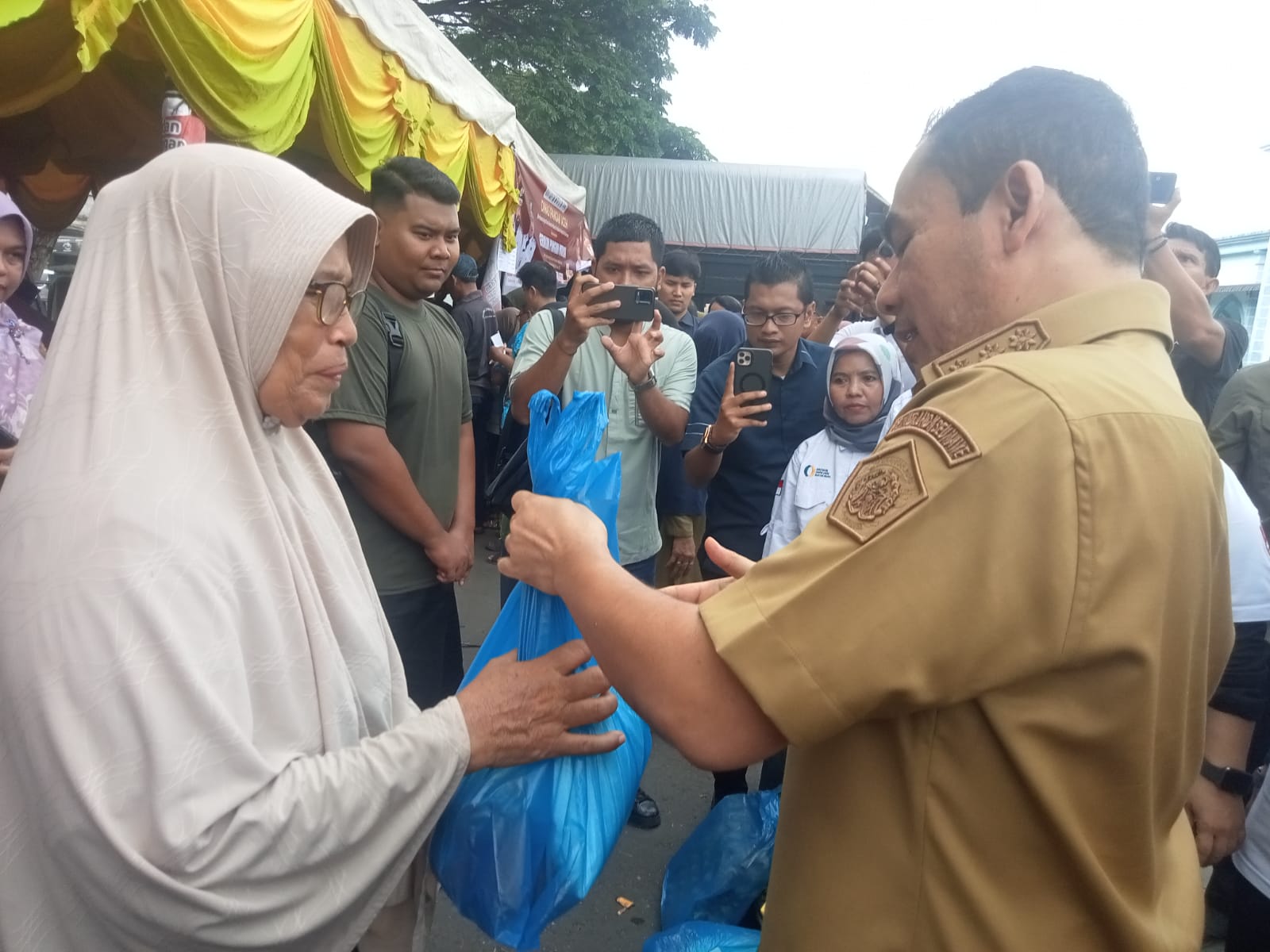 Wali Kota Semangati Warga Lhokseumawe Serbu Pasar Murah