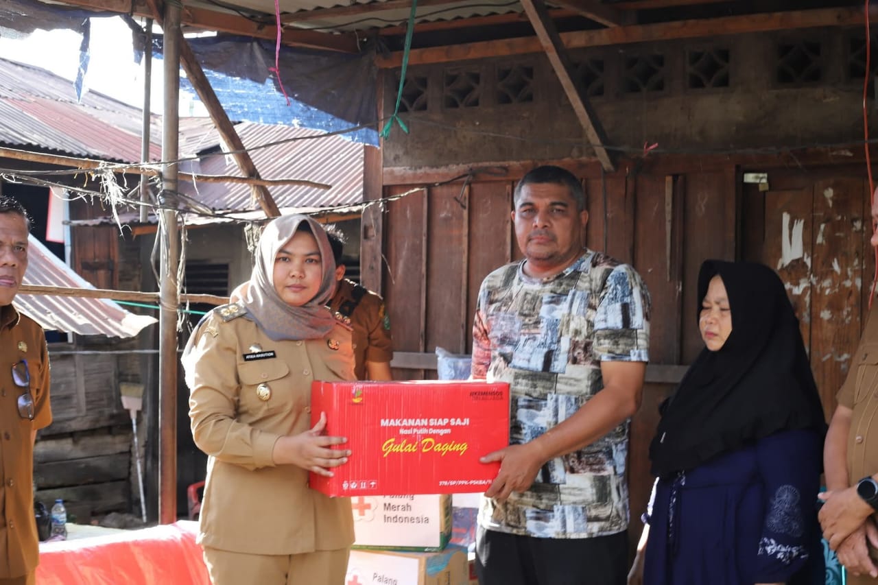 Wabup Madina Serahkan Bantuan Korban Kebakaran