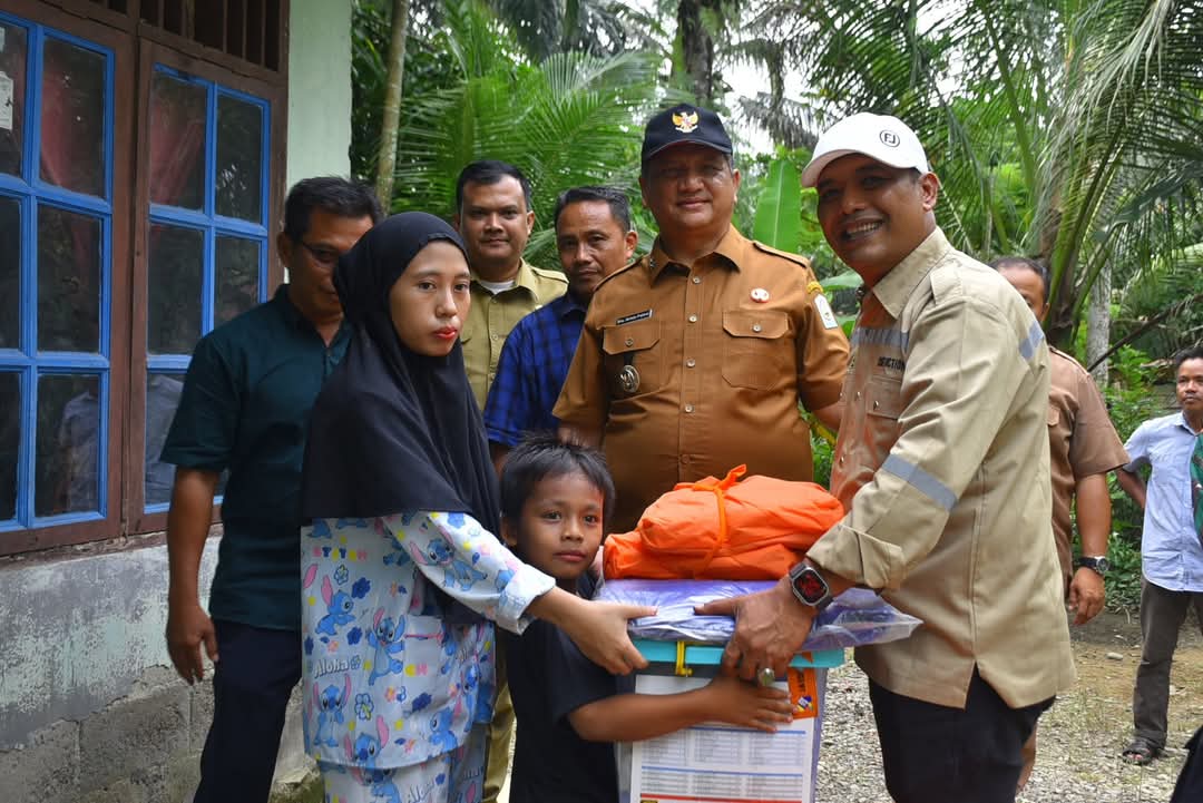 Bupati Aceh Tamiang Salurkan Bantuan Korban Angin Puting Beliung
