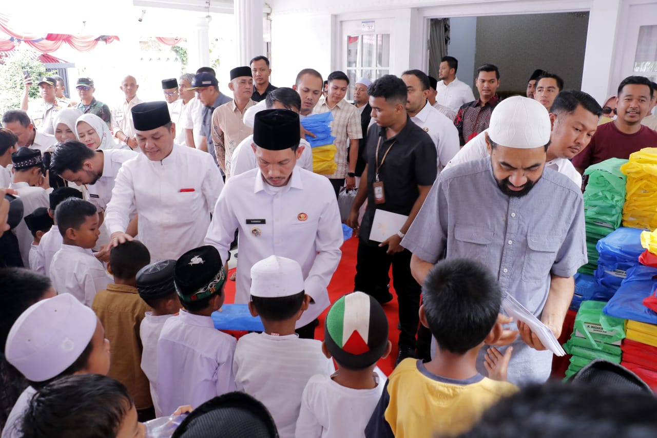 Mualem Santuni 3.000 Anak Yatim Di Tiga Kabupaten Jelang Idul Adha