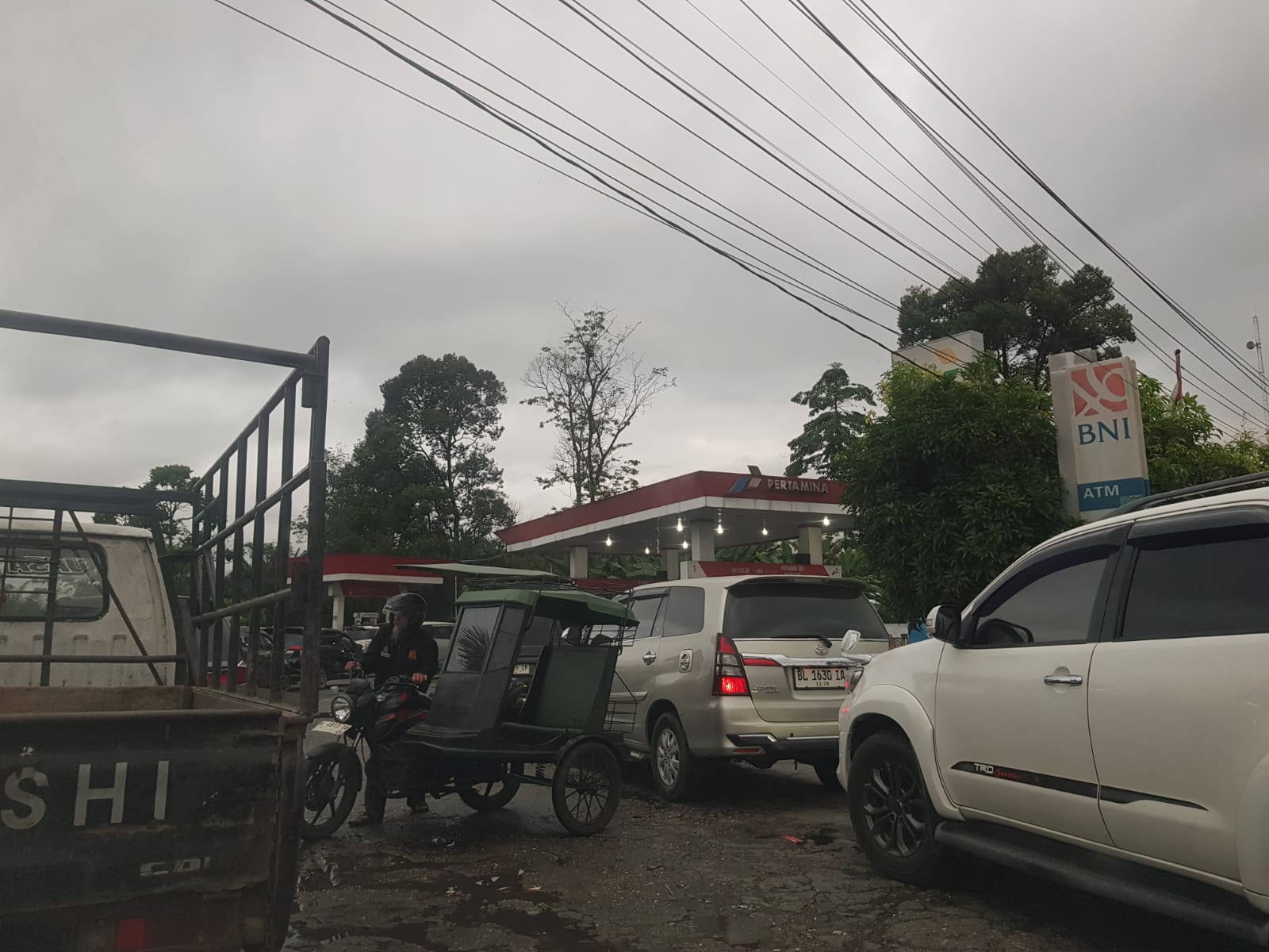 Antrean Panjang Di SPBU Kasman Lizar