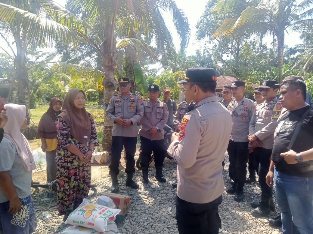 Polsek P. Brandan Bantu Korban Kebakaran Di Dusun Alur Rejo