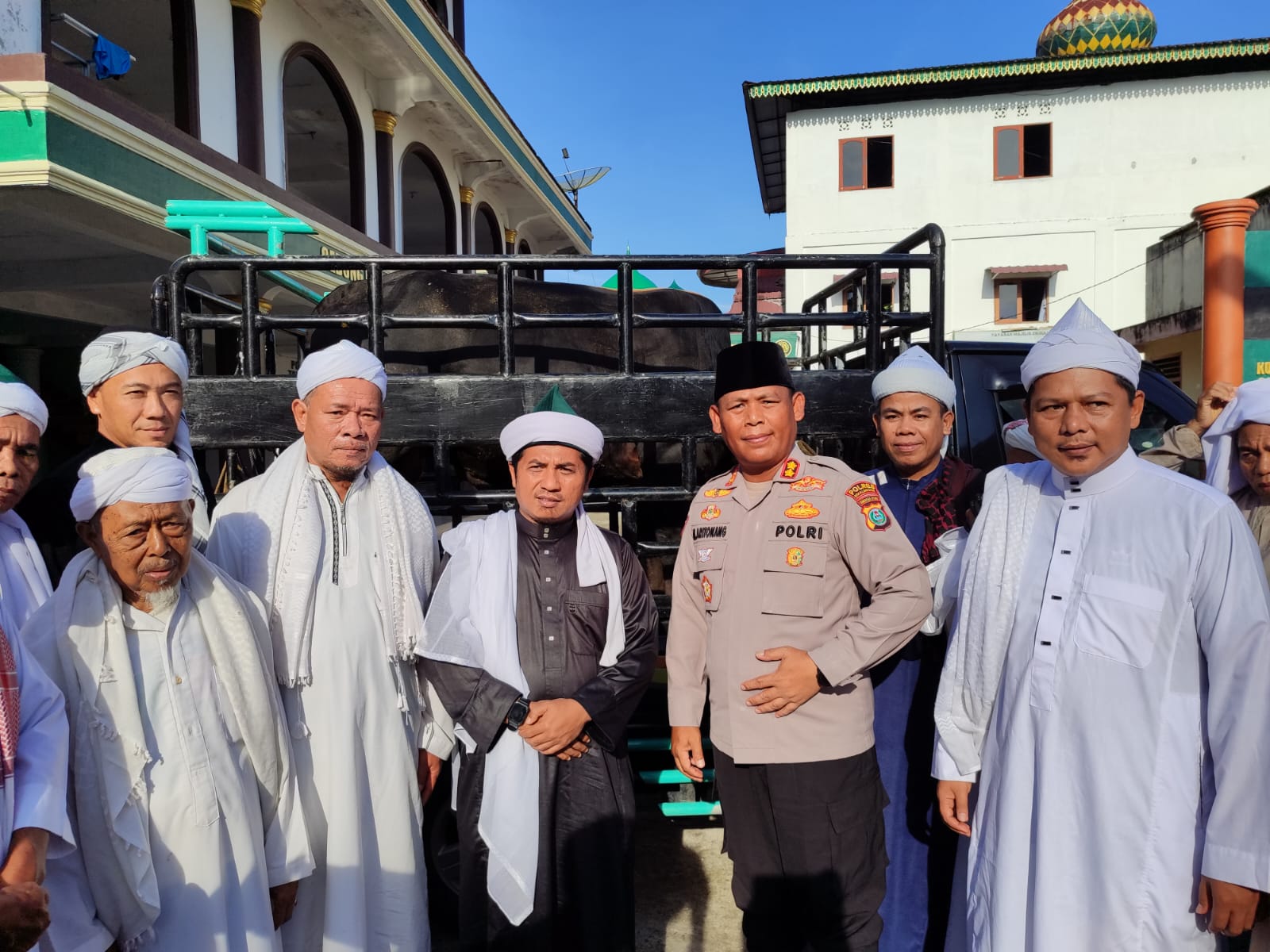 Kapolres Simalungun Serahkan Hewan Kurban Ke Pondok Persulukan Serambi Babussalam