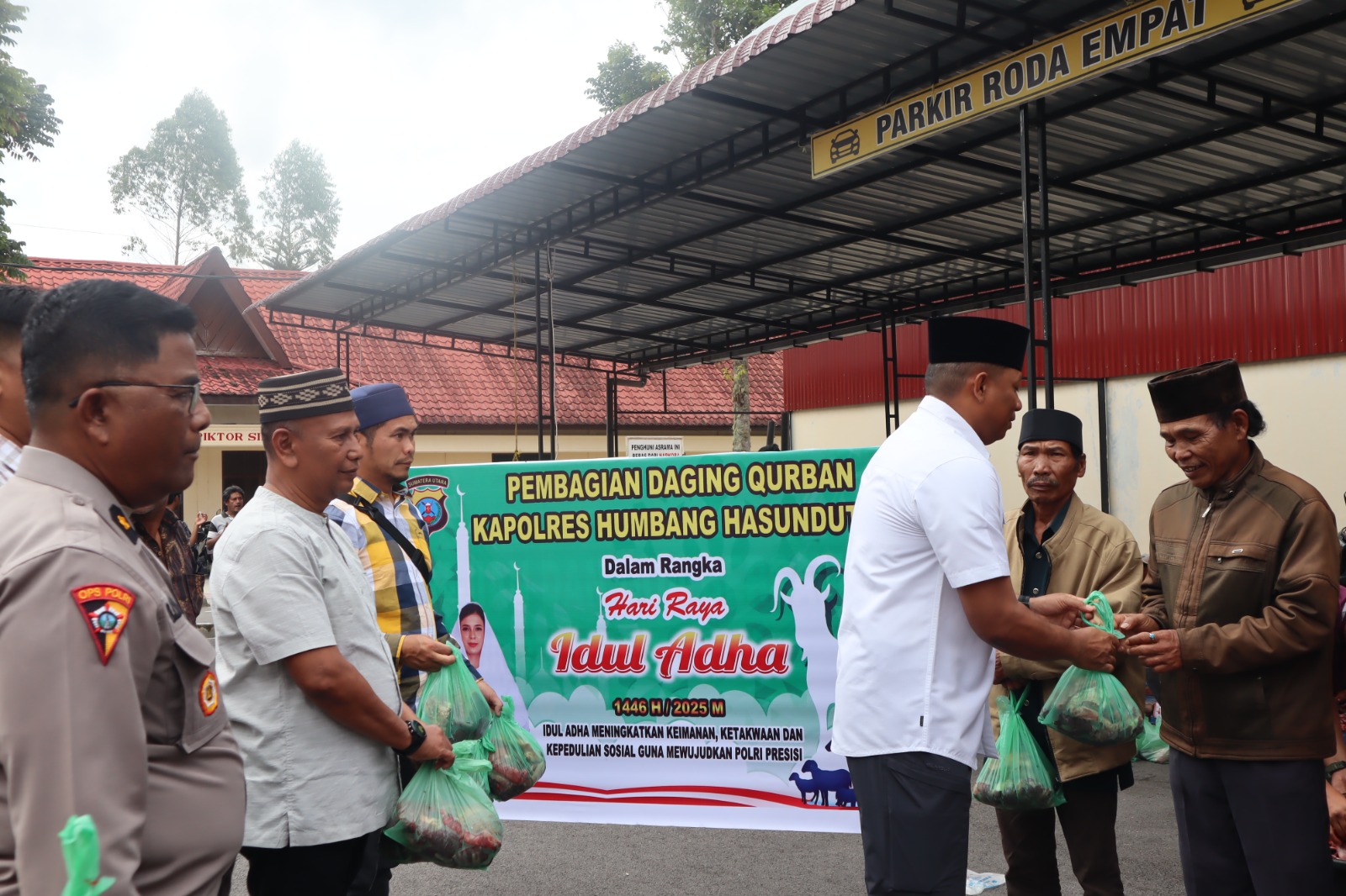 Kapolres Humbahas Bagikan Daging Kurban