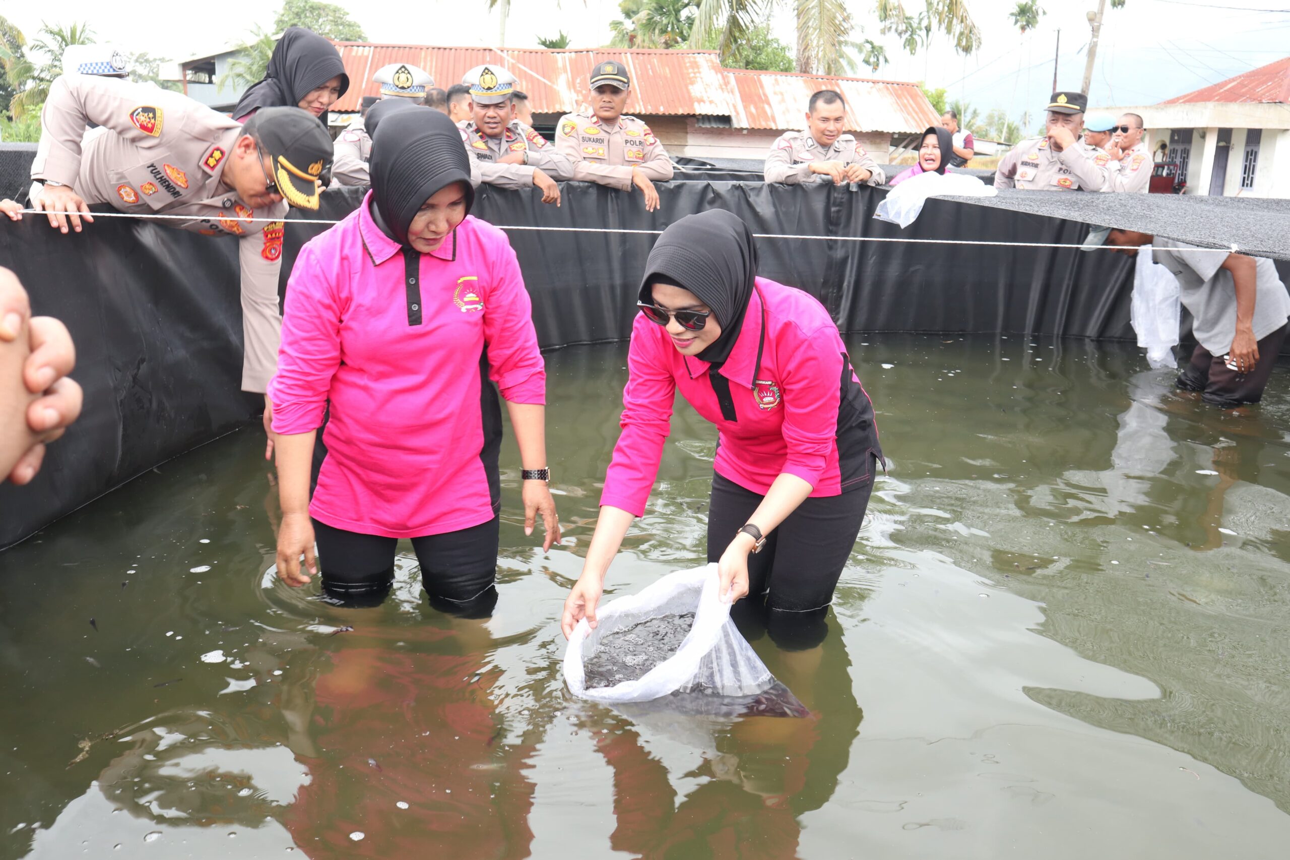 Kapolres Dan Ketua Bhayangkari Lepas Bibit Ikan Lele