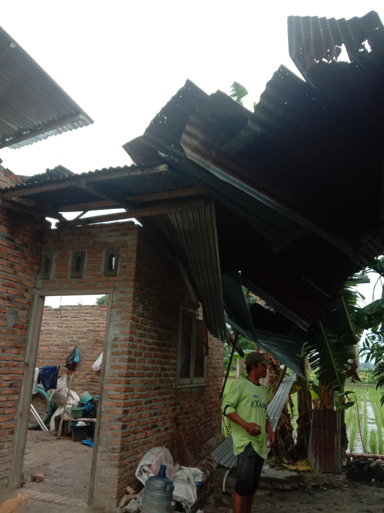 Dilanda Angin Kencang 32 Rumah Di Sergai Rusak