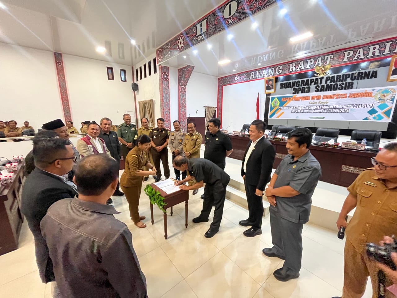 Bupati Samosir Terima Rekomendasi DPRD Atas LKPJ 2024