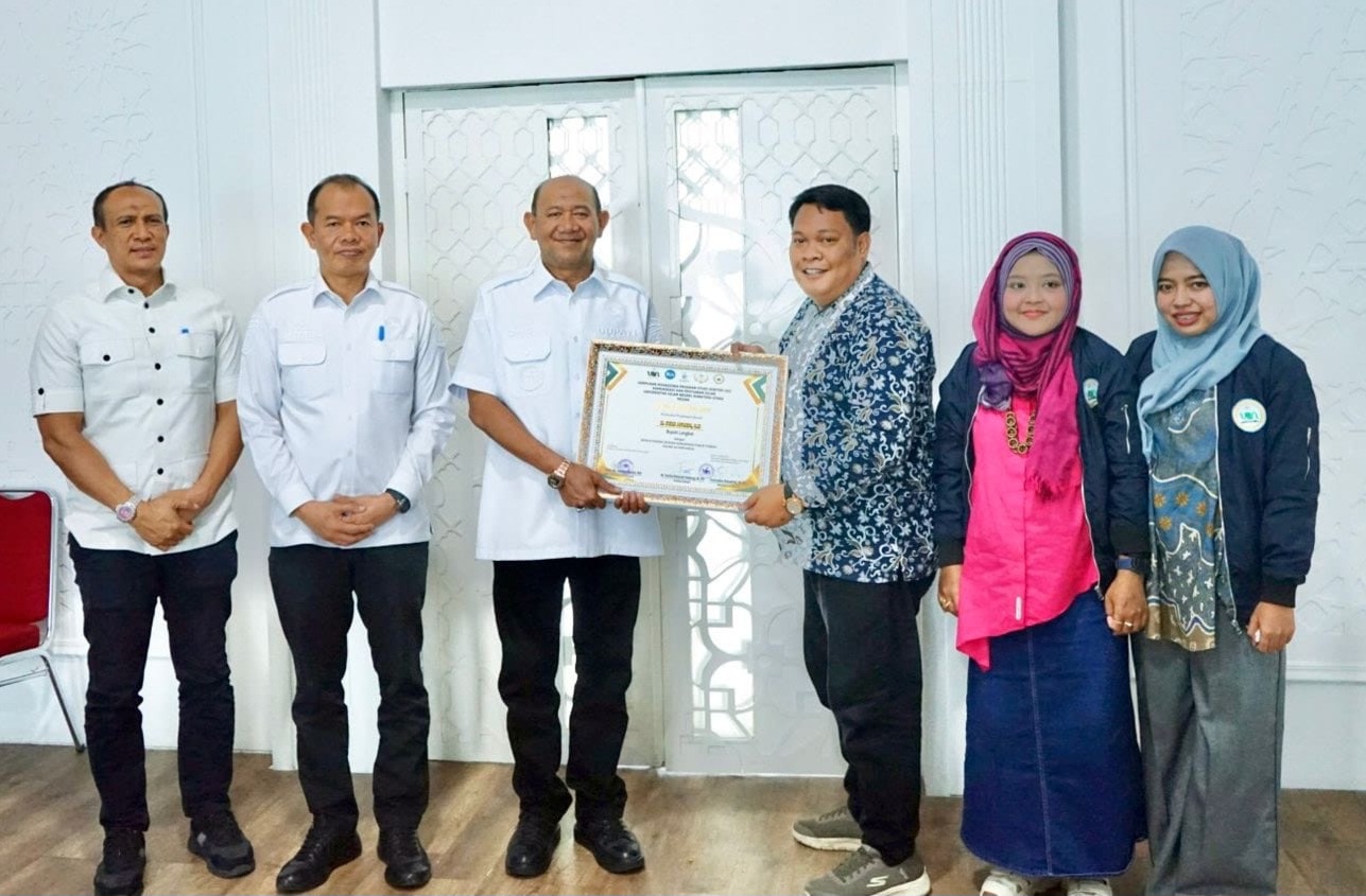 Syah Afandin Trrima Penghargaan Komunikasi Publik Terbaik Dari Mahasiswa S3 UINSU