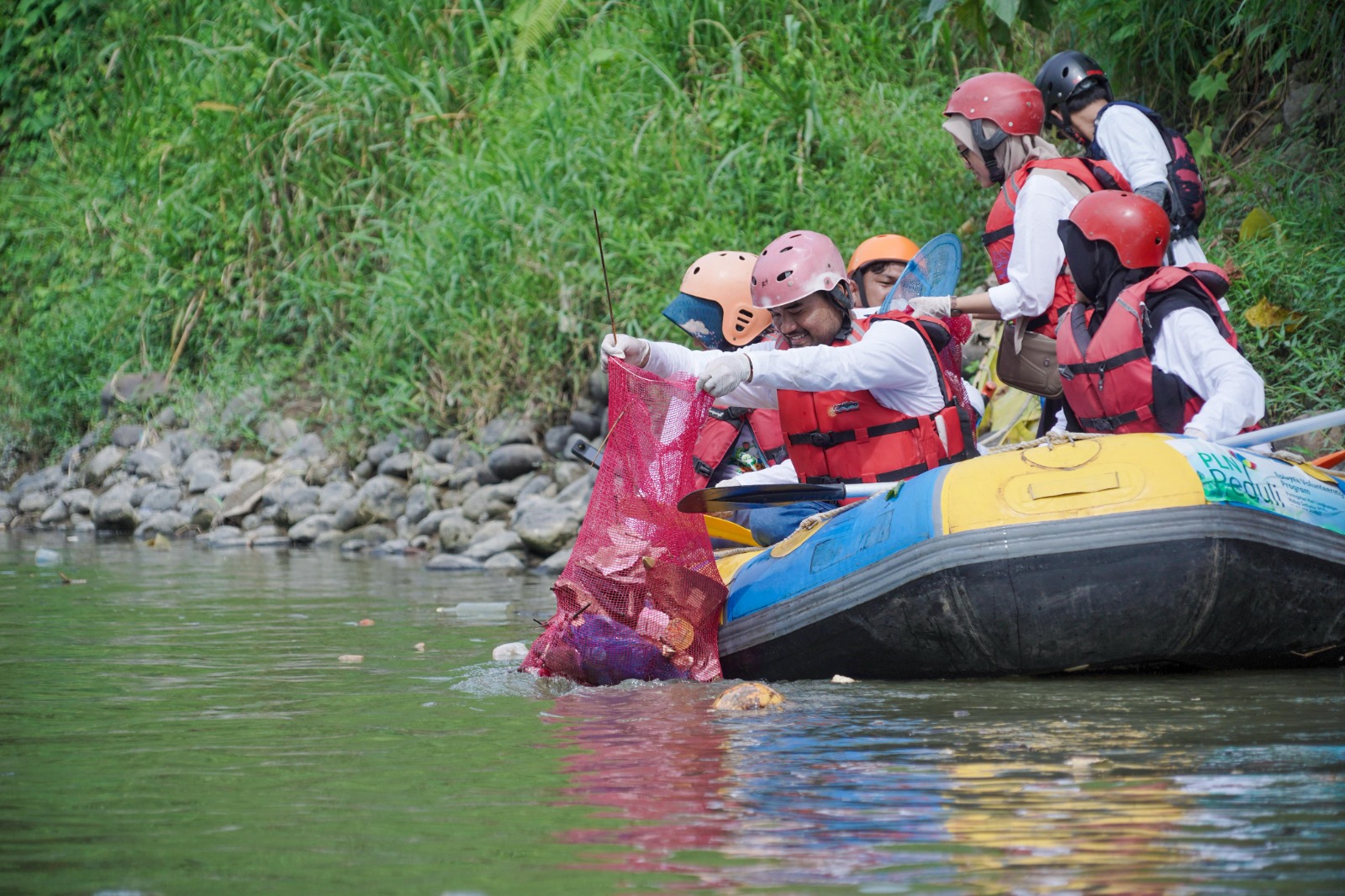 Gelar Aksi Zero Waste Warriors, PLN UID Sumut Bersihkan Sampah Sungai Deli