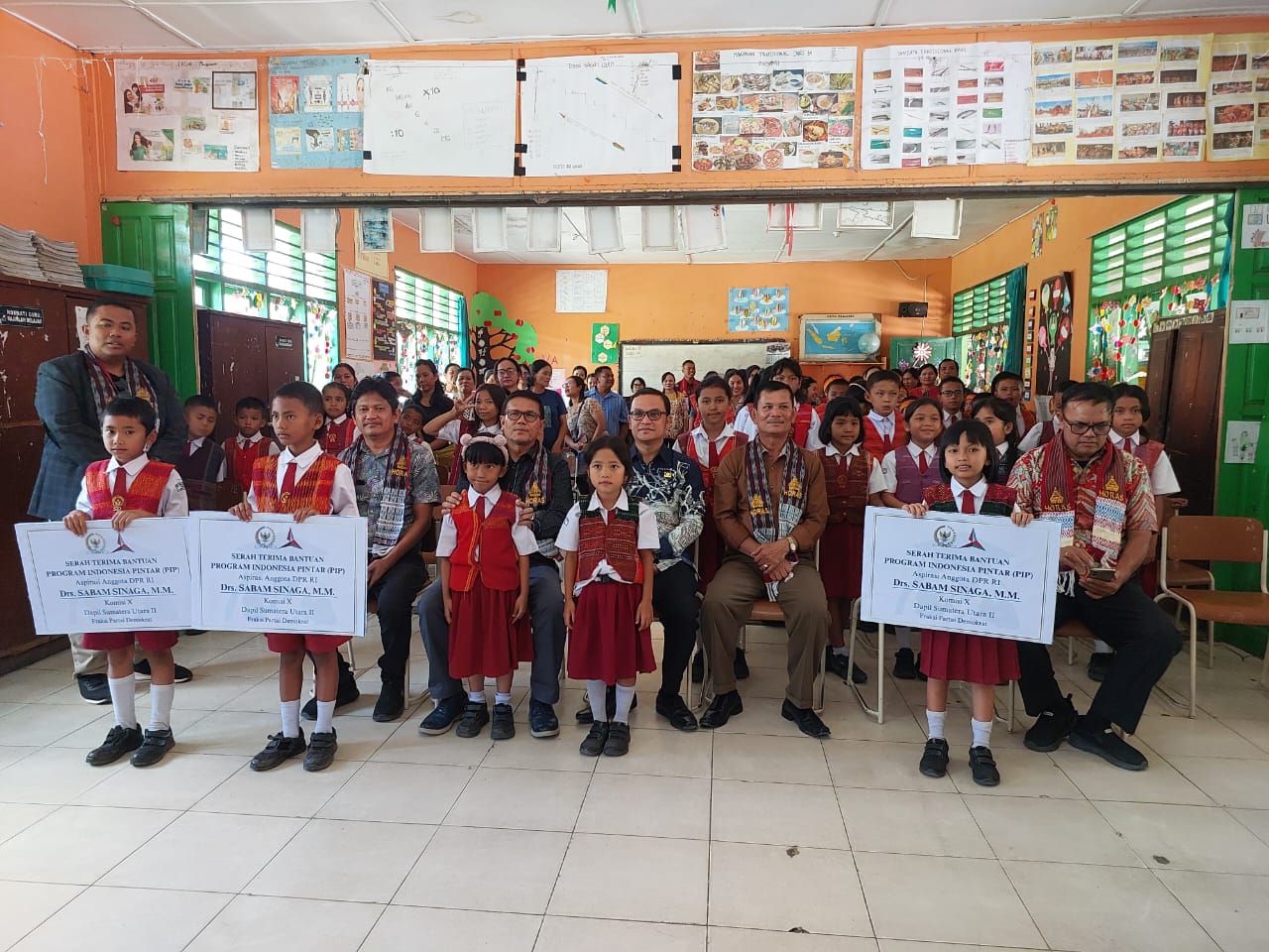Sabam Sinaga Serahkan Bantuan PIP 176 Siswa SDN 5 Balige
