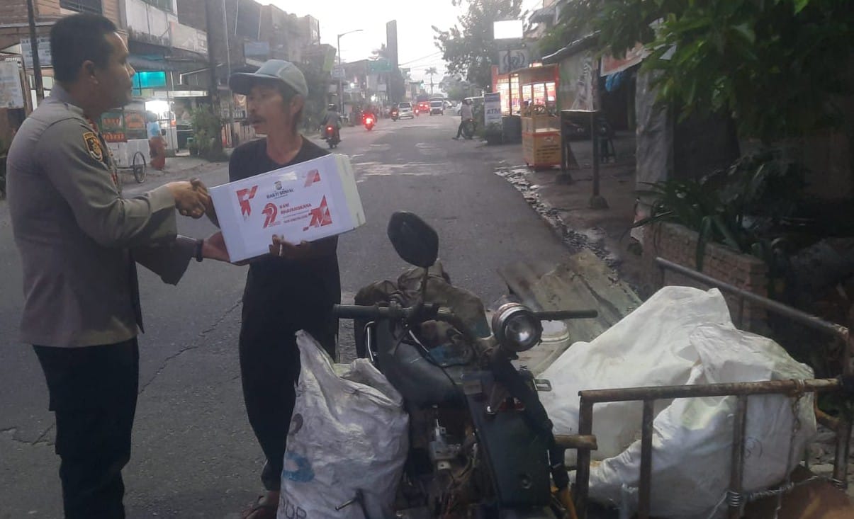 Sambut Hari Bhayangkara Polres P.Siantar Bagikan Bansos