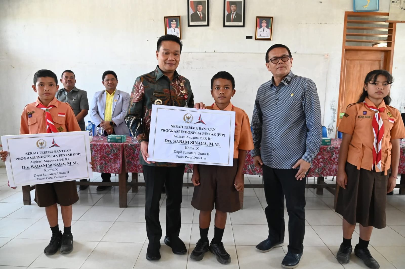 Anggota DPR RI Sabam Sinaga Serahkan PIP Di Humbahas