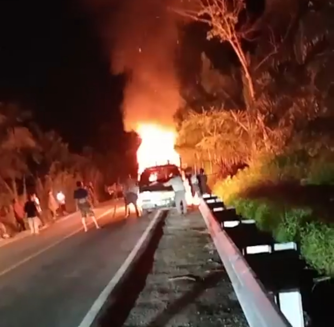Mobil L.300 Bawa Botot Terbakar