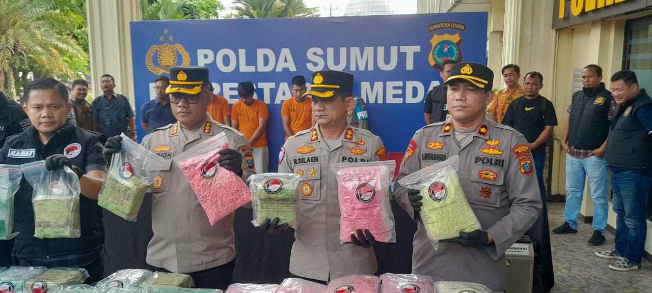 Polrestabes Medan Sita 20 Kg Sabu Dan 50 ribu Inex Dari 3 Kurir Jaringan Internasional Di Jl. Sei Deli