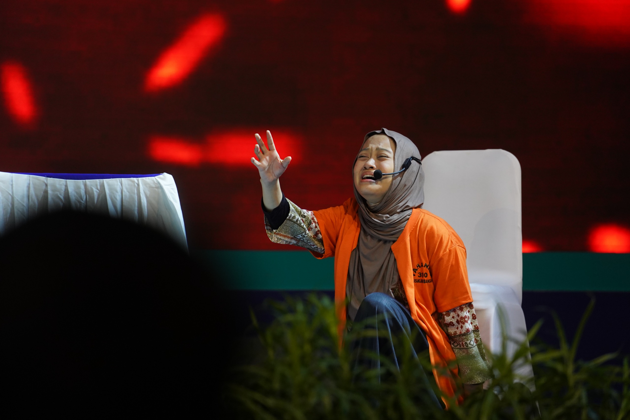 Terharu Penampilan Monolog ‘Ibu’, Rektor UMSU Beri Mutiara Beasiswa
