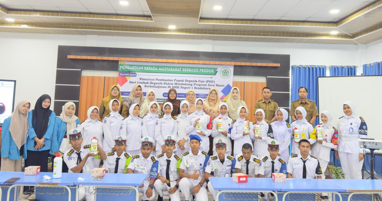 Tim PKM Unsam Langsa Beri Pelatihan Pembuatan Pupuk Organik Cair Dari Limbah Organik