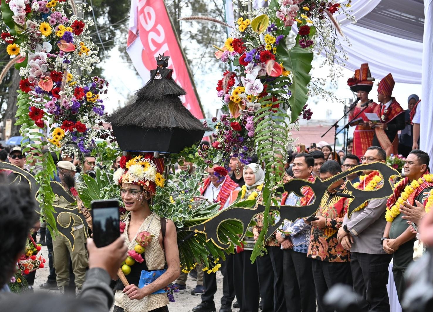 Ribuan Pengunjung Tumpah Saat Pembukaan Festival Bunga &amp; Buah 2025 Di Berastagi