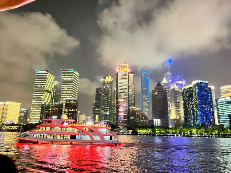 Kemilau Gedung Pencakar Langit Di Shanghai Dari Sungai Huangpu