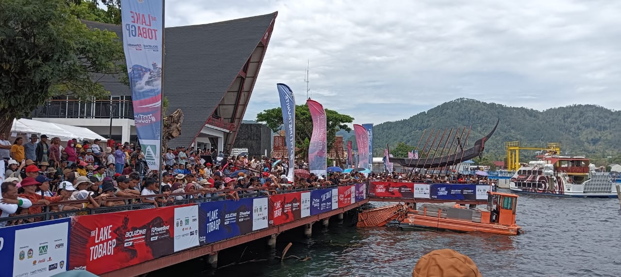 Ribuan Pengunjung Padati Venue Aquabike Championsip 2025 Di Balige