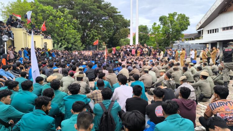 Ribuan Pendemo Masuk Halaman Gedung DPRA