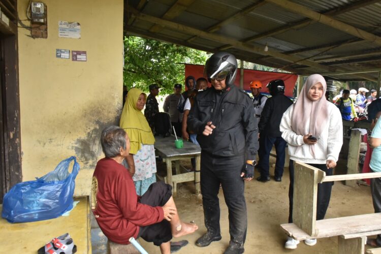 Bupati Armia Pahmi Tinjau Rumah Warga Terdampak Longsor Di Kaloy