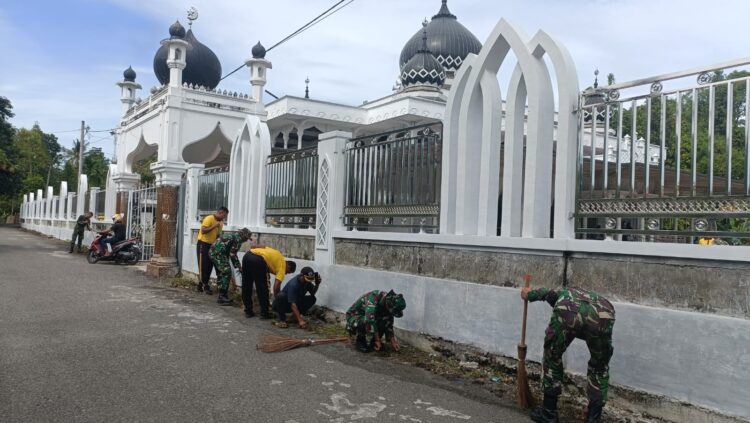 TNI Gelar Karya Bakti Bersihkan Masjid Al Ikhlas Titeue