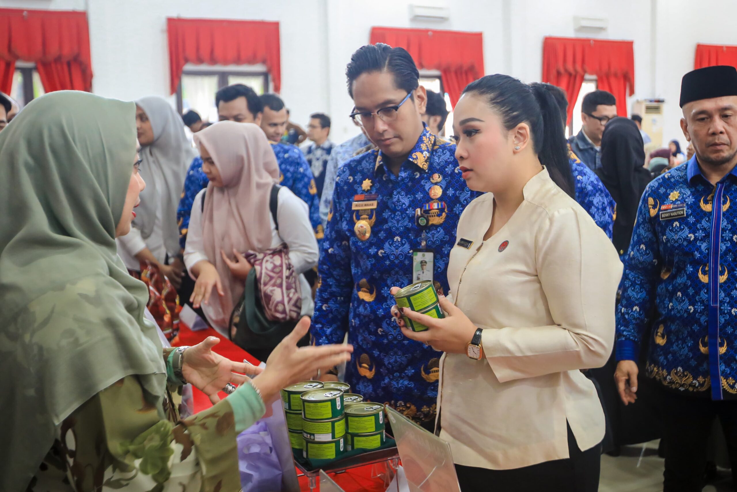 Rico Waas Serahkan Sertifikat Halal Untuk Pelaku UMKM