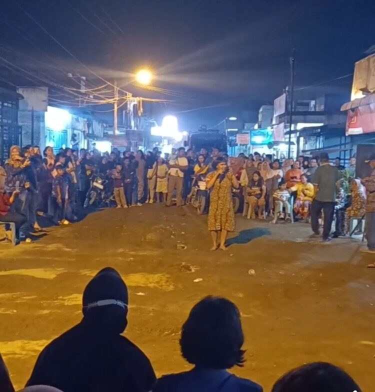 Warga Blokir Jalan Galang Hingga Malam, Arus Lalu Lintas Lumpuh