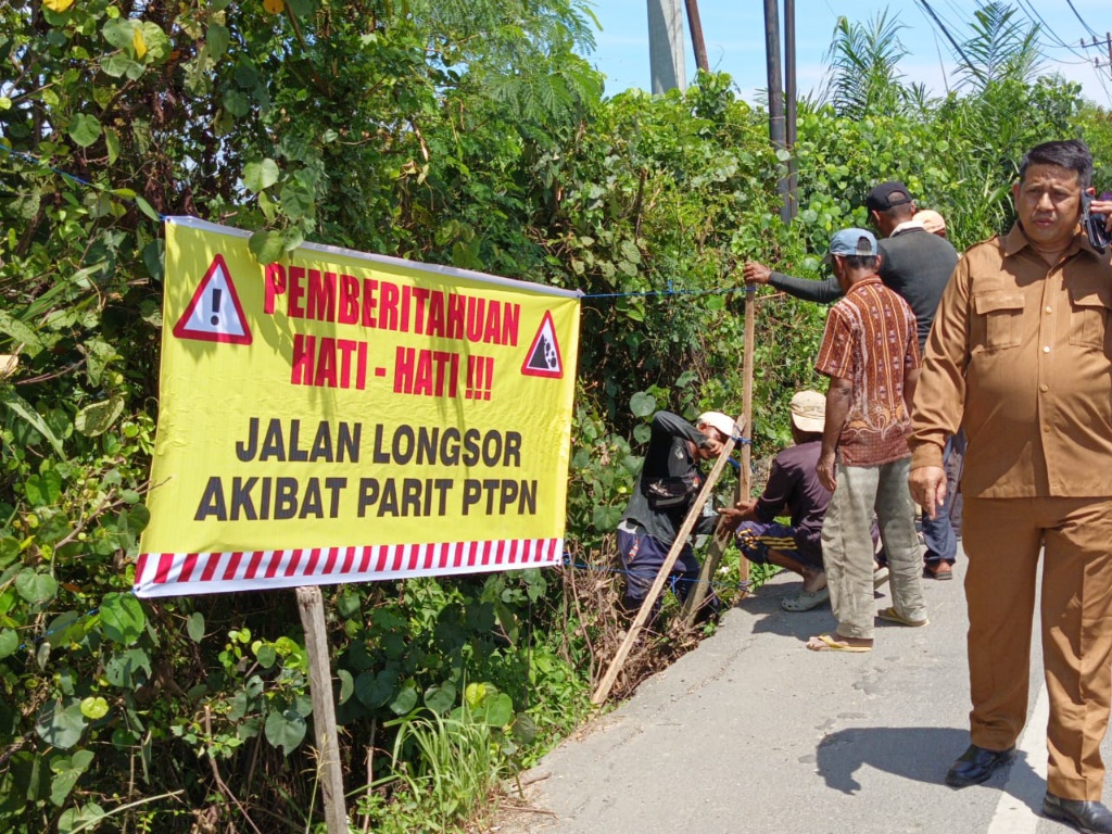 Puluhan Warga Di Aceh Tamiang Gelar Aksi Protes Pasang Spanduk
