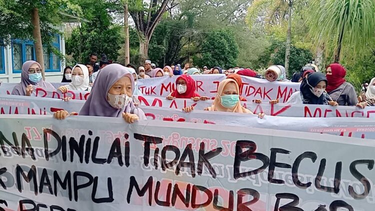 Ricuh Di Kantor Bupati, Mahasiswa Dan Pedagang Madina Tuntut Penurunan Sewa Kios Serta Copot Kadis Perdagangan