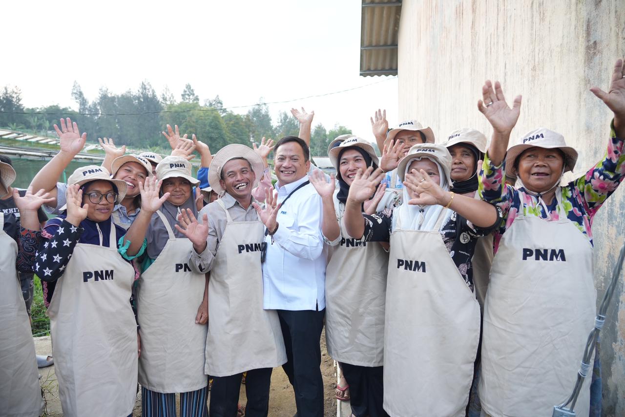 Panen Brokoli Hingga Ayam Petelur, Menko Pangan Tinjau Program Pemberdayaan PNM