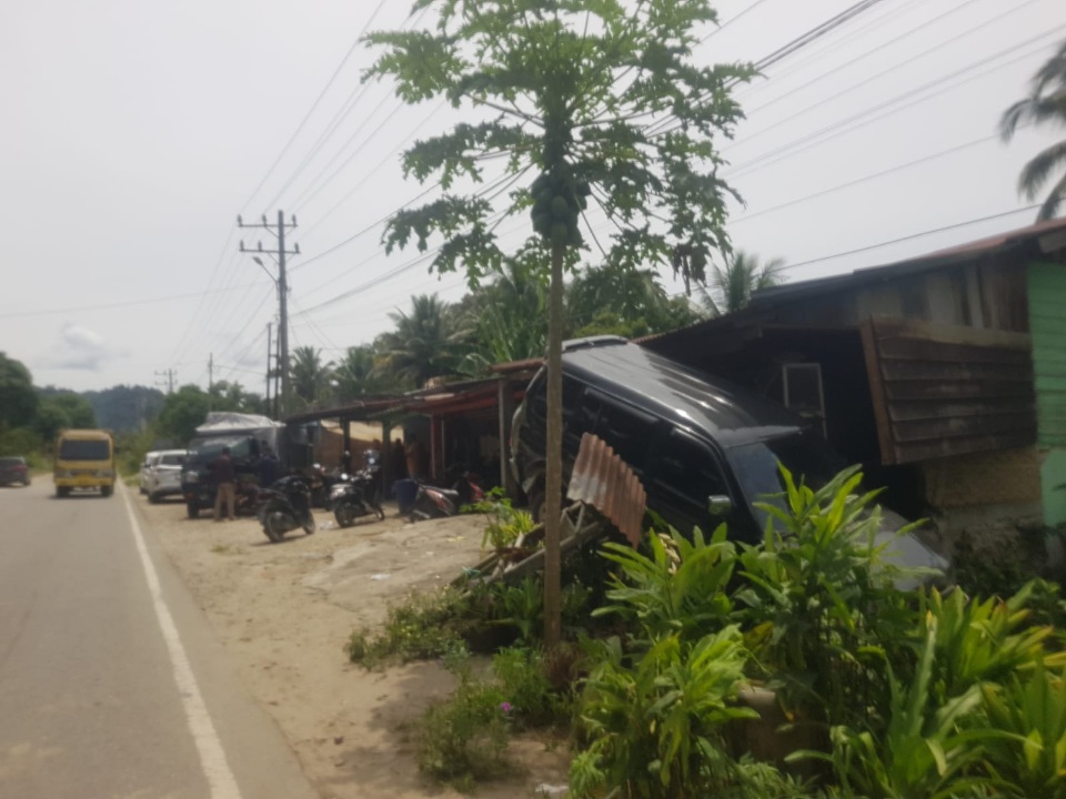 L-300 Seruduk Minibus Parkir