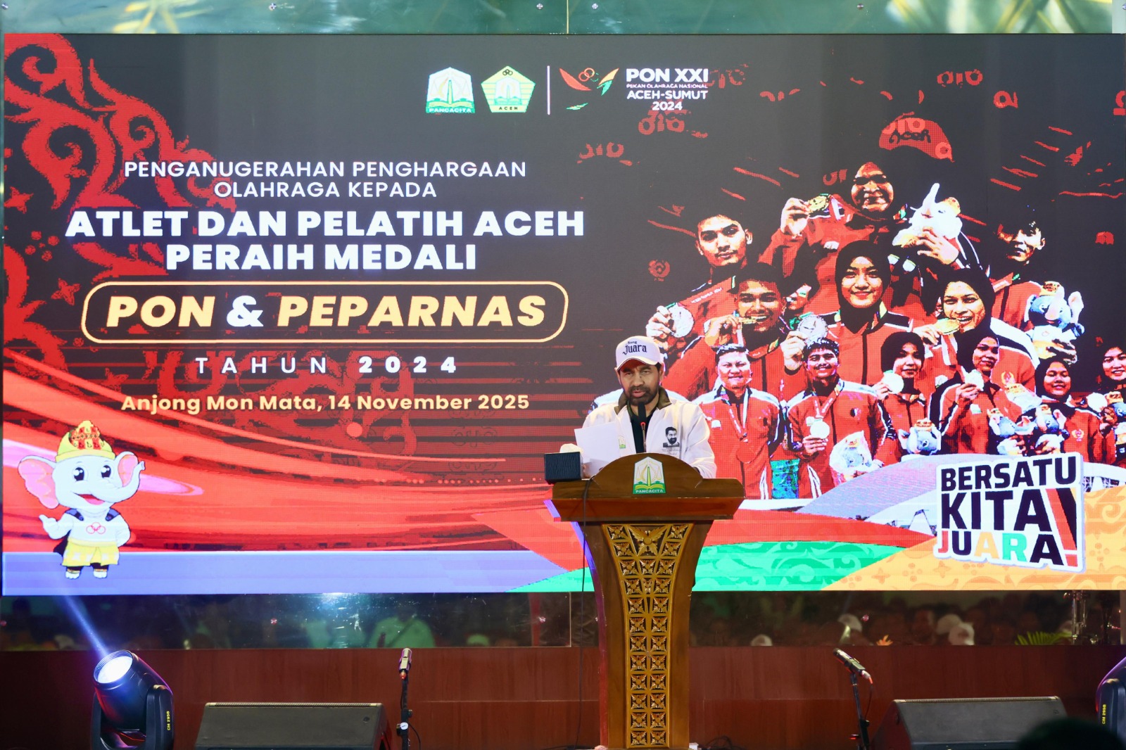 Mualem Kucurkan Bonus Atlet Dalam Suasana Penuh Haru