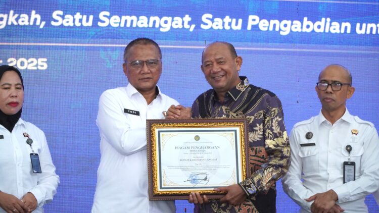 Bupati Syah Afandin Terima Penghargaan Pada Hari Bhakti Kementerian Imigrasi Dan Kemasyarakatan