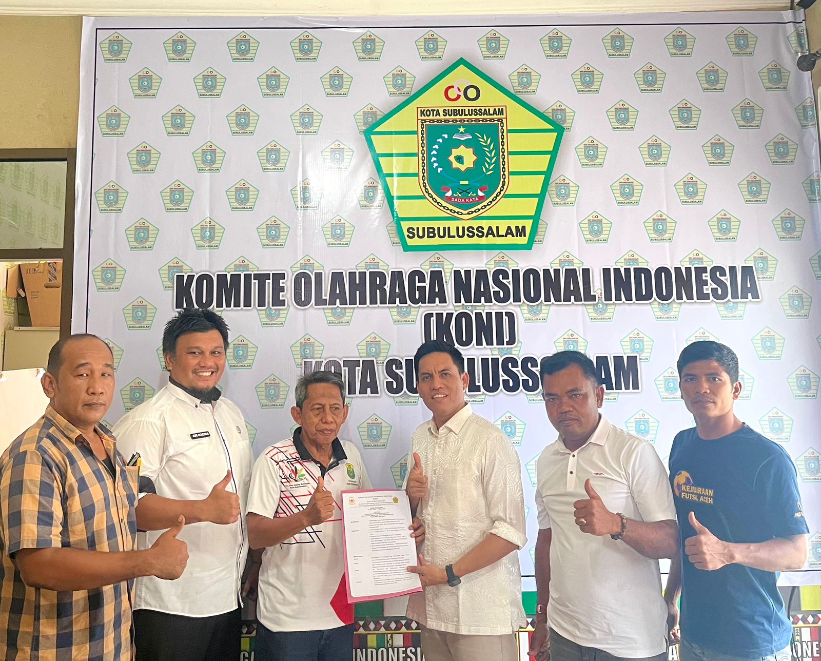 Ardhiyanto Ujung Serahkan SK Tim Penjaringan Dan Penyaringan Calon Ketua KONI