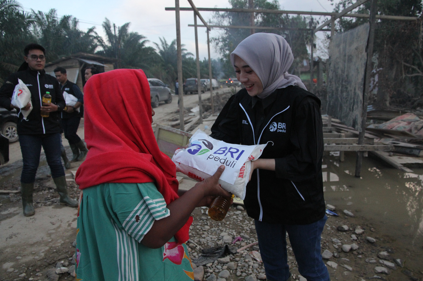 BRI Region 1/Medan  Turunkan Tim Elang Relawan BRI dan Dukung Pemulihan Bencana di Sumatera Utara dan Aceh