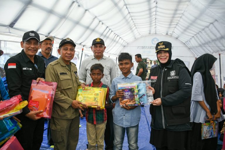 Kembali Ke Pijay, Illiza Salurkan Bantuan Korban Terdampak Bencana